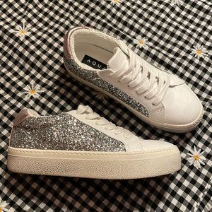 Aqua by Bloomingdale’s Play Distressed Glitter Platform Sneakers size 7